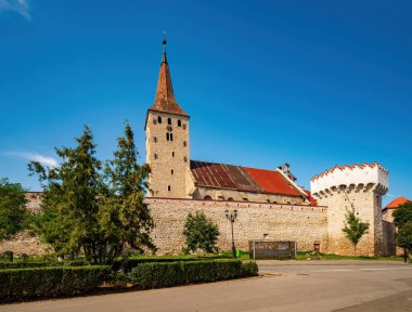 Güneşli yaz gününde bulutsuz bir gökyüzüne karşı kule, savunma duvarı ve kalvinist kilise ile Aiud Kalesi Manzara görünümü, Aiud, Alba County, Transilvanya, Romanya