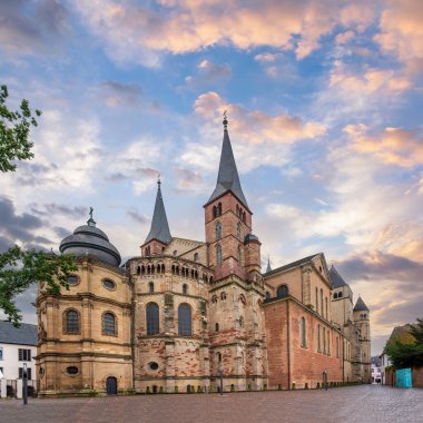 Trier 'deki Aziz Peter Katedrali UNESCO' nun Dünya Mirası Alanıdır. Almanya 'nın en eski kilisesidir ve Romanesk, Gotik ve Barok mimarisinin muhteşem bir örneğidir..