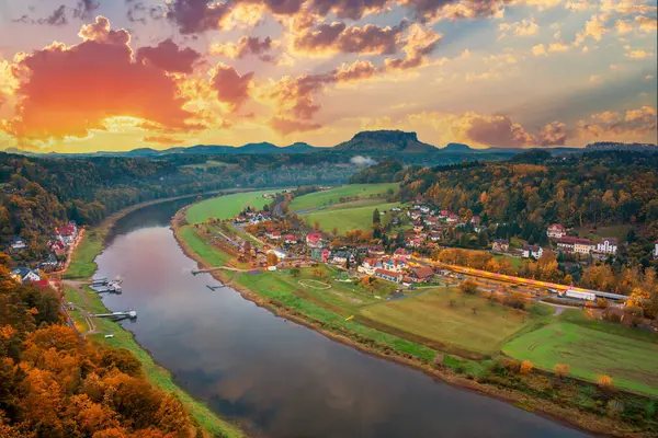 Красивый Осенний Пейзаж Долины Саксон Швейцарии Германия Река Холмы Небольшой — стоковое фото