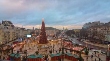 Ukrayna 'nın başkenti Kyiv' deki Sophia Meydanı 'ndaki Noel Pazarı' nın büyüleyici bir görüntüsü. Batan güneş, hareketli pazara ve yükselen Noel ağacına ılık bir parıltı saçar.