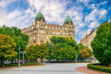 Macaristan 'ın Budapeşte kentindeki Liberty Meydanı' nda gururla duran Imre Svab 'ın neoromantik mimari şaheserinin büyüleyici bir görüntüsü.