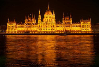 Budapeşte, Macaristan için Tuna Nehri kıyısında Macarca Meclis binasının doğal gece scape