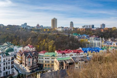 Kyiv 'in Vozdvyzhenka ilçesinin panoramik manzarası, ön planda renkli tarihi binalar ve arka planda çağdaş gökdelenlerin bir sonbahar manzarasına karşı bir karışımını sergiliyor