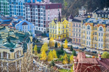 Ukrayna 'nın Kyiv kentindeki Vozdvyzhenka bölgesinin hava manzarasında renkli modern ve tarihi binalar sergileniyor. Sarı sonbahar ağaçları şehir manzarasına sıcaklık katar.