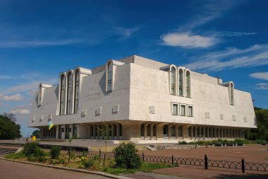 Ukrayna 'daki Cherkasy Bölgesel Tarih Müzesi' nin çarpıcı modernist binası. Derin mavi gökyüzüne karşı belirgin kemerli camları olan beyaz yapı Sovyet döneminden kalma mimariyi gözler önüne seriyor.