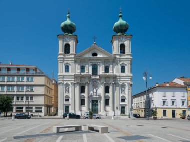İtalya 'nın Gorizia kentindeki Aziz Ignatius Kilisesi' nin (Chiesa di Sant 'Ignazio) manzarası. Ön cephede Latince yazı var. İsa 'nın Loyola cemiyetinden Ignatius'