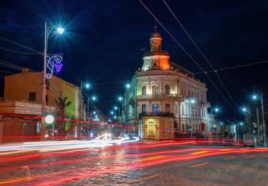 Ukrayna 'nın Chernivtsi kentindeki Ship-House (' das Shiff ') binasıyla popüler kavşakların muhteşem gece manzarası