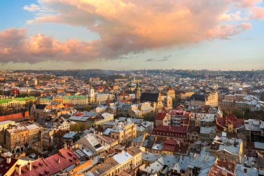 Bernardine Manastırı 'nın havadan panoramik görüntüsü ve Ukrayna' nın başkenti Lviv 'deki tarihi şehir merkezinde eski kamaralar. UNESCO dünya mirası bölgesi. Resimli yanan bulutlar