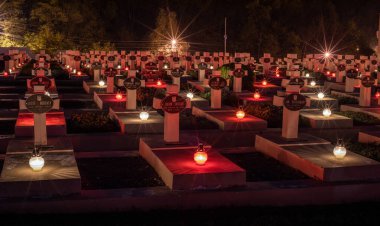 LVIV, UKRAINE - NOVEMBER 1, 2019: All Saints Günü 'nde Orlat Mezarlığı' nda mum yakmak. Lychakiv Mezarlığı, Lviv, Ukrayna