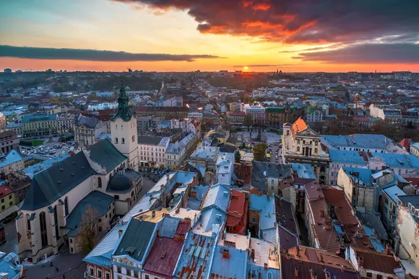 Günbatımında Latin Katedrali 'nin, Cizvit Kilisesi' nin ve tarihi şehir merkezi Lviv 'in havadan panoramik manzarası, Lviv, Ukrayna. UNESCO dünya mirası sahası