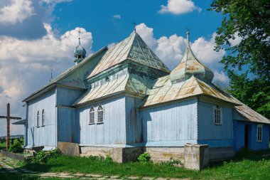 Ukrayna 'nın Dovhe bölgesindeki Kutsal Havari İlahiyatçı John Kilisesi' nde oksitlenmiş metal bir çatı ve ahşap duvarlar bulunmaktadır.