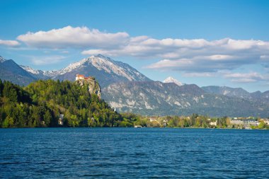 Bled Castle 'ın manzarası sakin Bled Gölü' ne bakan bir uçuruma tünemiş, görkemli Julian Alpleri Slovenya 'da çarpıcı bir zemin hazırlıyor.