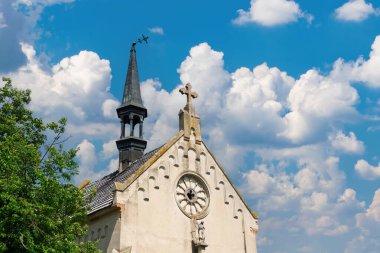 Ukrayna 'nın Ternopil bölgesinde, Mlynyska' da terk edilmiş eski bir Katolik kilisesinin yüzü bulutlu mavi bir gökyüzünün altında yıprandı.
