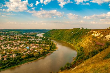 Ukrayna 'nın Ternopil Bölgesi Zalishchyky yakınlarındaki Dinyester Nehri' nin manzaralı manzarası.