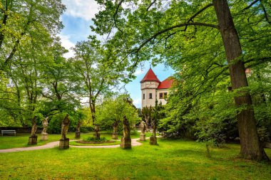 Büyüleyici bahçeler ve yemyeşil ağaçlarla çevrili Konopiste Şatosu, Çek Cumhuriyeti 'nin Benesov kenti yakınlarında baharda güzel heykeller sergiliyor.