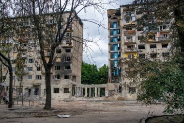 KYIV, UKRAINE - 20.06.2025: Rusya 'nın Kyiv' deki bir yerleşim yerine yapılan füze saldırısının yıkıcı sonuçlarını göstermek, çarpmanın yol açtığı hasar ve yıkımın altını çizmek