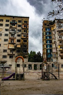 KYIV, UKRAINE - 20.06.2025: 17 Haziran 2025 'te Rus füze saldırısında yıkılan Kyiv' deki yerleşim yerlerinin yıkıntıları arasında çocukların oyun alanı bulunuyor