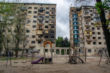 KYIV, UKRAINE - 20.06.2025: Avludaki çocuk parkı 17 Haziran 2025 'te Rusya' ya yapılan füze saldırısının ardından Ukrayna 'nın Kyiv kentindeki yıkılan binaların ortasında duruyor