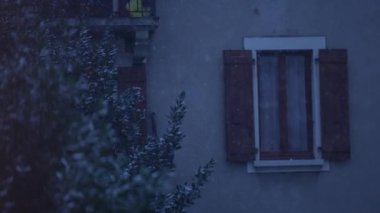 Kar yağıyor. Karlı bir günde pencerenin dış cephesini inşa etmek. Noel zamanı, kış mevsiminde açık havada çekim yapmak