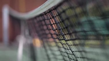 Tenis kortunun yakın çekimi rüzgarda yüzüyor