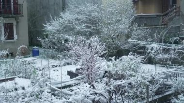 Kış mevsiminde evin arka bahçesi karla kaplıydı. Evin dış tarafında kar manzarası var.