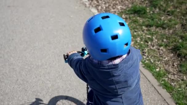 外の自転車から転ぶ子供 子供は自転車に乗ることを学ぶ 試行錯誤の概念 — ストック動画