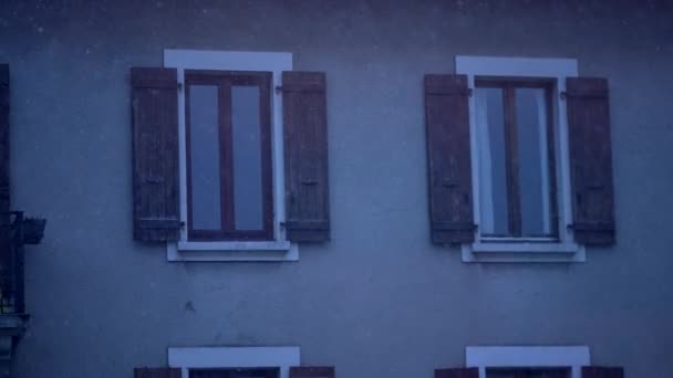 겨울에는 내린다 눈보라가 몰아칠 창문을 설치하는 — 비디오