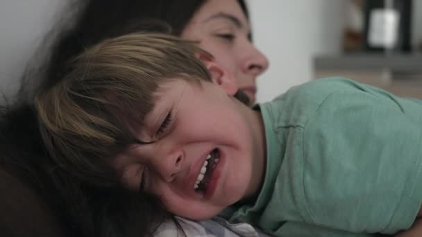 Ett Tårfyllt Gråtande Barn Mor Tröstande Liten Pojke Grabben Kris — Stockvideo