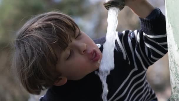 公園で流れる水の蛇口の子供の手と口を屋外で飲むの閉鎖 1人の男の子が自分自身を脱水 — ストック動画