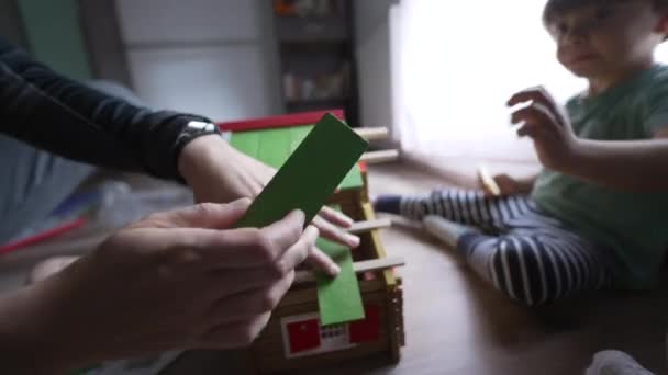 儿童在家学习发展 小男孩把木制天花板放在房子上 传统玩具材料 — 图库视频影像