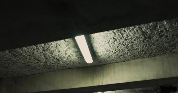 콘크리트 천장에 부드러운 형광등 — 비디오