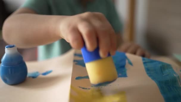 Jeden Mały Chłopiec Malujący Pędzlem Domu Dziecięca Kreatywność Artystyczna Domu — Wideo stockowe