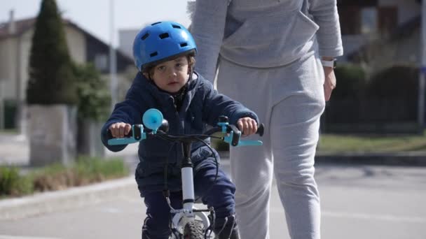 Dziecko Uczy Się Jeździć Rowerze Świeżym Powietrzu Pomocą Rodziców Mały — Wideo stockowe