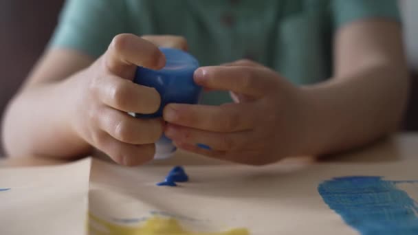 儿童手压着色彩绘管 小男孩用创意活动特写手 — 图库视频影像