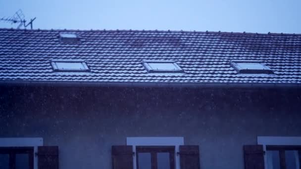 冬季房顶降雪的特写 暴风雪中的传统住宅屋顶 — 图库视频影像