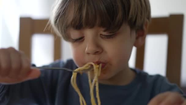 Ένα Μικρό Παιδί Τρώει Ζυμαρικά Μόνος Του Πιρούνι Παιδί Τρώει — Αρχείο Βίντεο