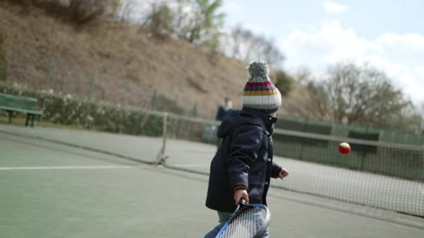 Kinderbal Met Tennisracket Winterkleding Tijdens Het Winterseizoen Sporten Met Kinderen — Stockvideo