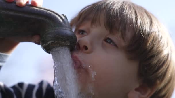 Kinder Trinken Wasser Aus Öffentlichen Wasserhähnen Freien Ein Kleiner Junge — Stockvideo