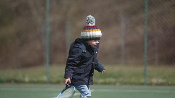 Dziecko Uderzające Piłkę Rakietą Tenisową Zimowe Ubrania Sezonie Zimowym Kid — Wideo stockowe
