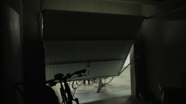 Mãe Sala Armazenamento Abertura Espaço Estacionamento Subterrâneo Pessoa Abre Portão — Vídeo de Stock