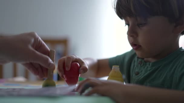 소년은 페인트칠을 페인트붓을 합니다 아이들의 창의적 활동을 가정에서 합니다 유채색 — 비디오
