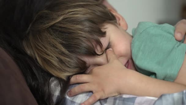 Сумний Сльозливий Маленький Хлопчик Плаче Дитина Спирається Материнське Плече Відчуття — стокове відео