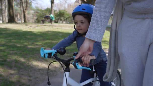Niño Aprendiendo Andar Bicicleta Con Apoyo Madre Mamá Ayudando Hijo — Vídeos de Stock