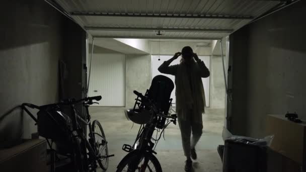 Pessoa Abrindo Porta Garagem Estacionamento Levando Bicicleta Para Passeio Mãe — Vídeo de Stock