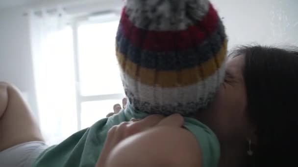 母亲的孩子在屋里拥抱 真正的家庭时刻爱与感情 — 图库视频影像