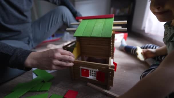 孩子们在房间里和妈妈一起玩制作传统的木制家居用品 小男孩和父母一起盖房子 — 图库视频影像