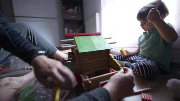 孩子们在房间里和妈妈一起玩制作传统的木制家居用品 小男孩和父母一起盖房子 — 图库视频影像