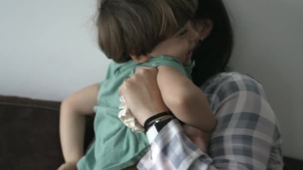 小孩跳进妈妈的身体 亲吻她的脸颊 娇生惯养的亲生儿子又爱又爱 母亲和孩子的拥抱 — 图库视频影像