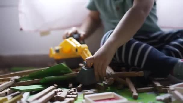 孩子们玩推土机牵引机玩具 在家里的游戏室里捡木头 闭锁儿童的手 — 图库视频影像