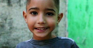 Brezilyalı çocuk gülümseyen portresi. Yakın plan İspanyol çocuk yüzü.